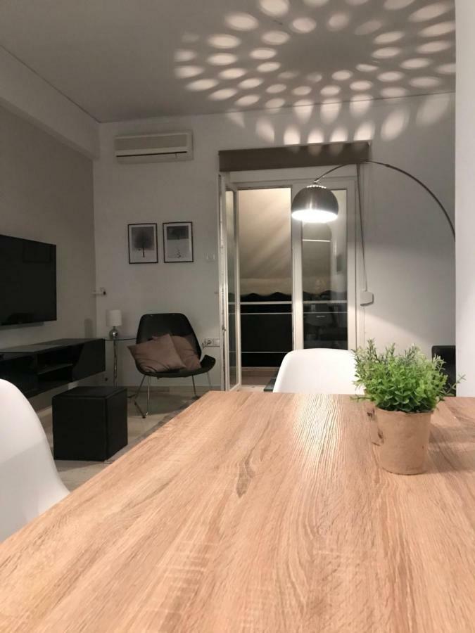 Renovated Minimal Apartment Next To Metro Ateny Zewnętrze zdjęcie