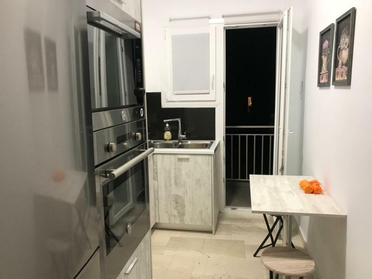 Renovated Minimal Apartment Next To Metro Ateny Zewnętrze zdjęcie